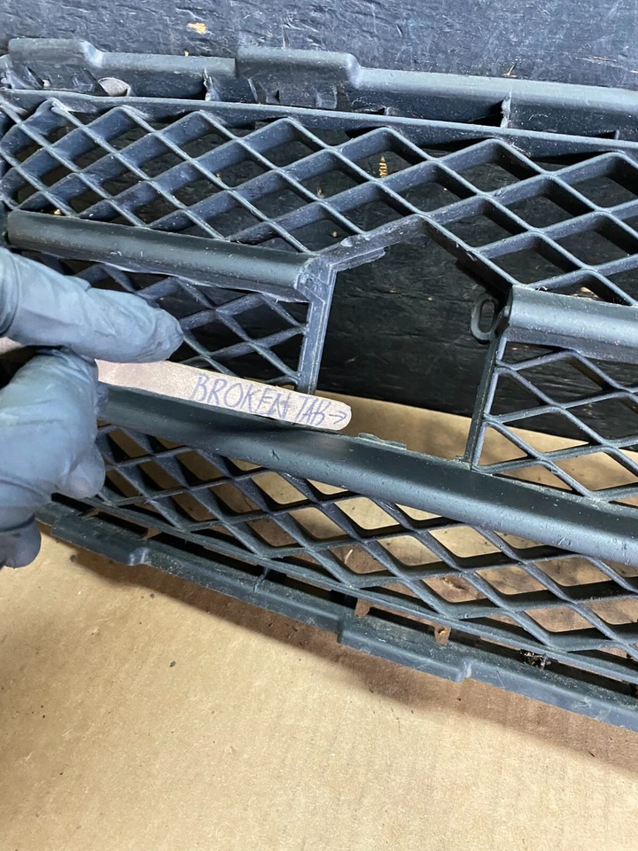 Grelha frontal inferior 2009 a 2013 Infiniti G37 G25 fabricante de equipamento original N9022 DG - Imagem 4 de 4