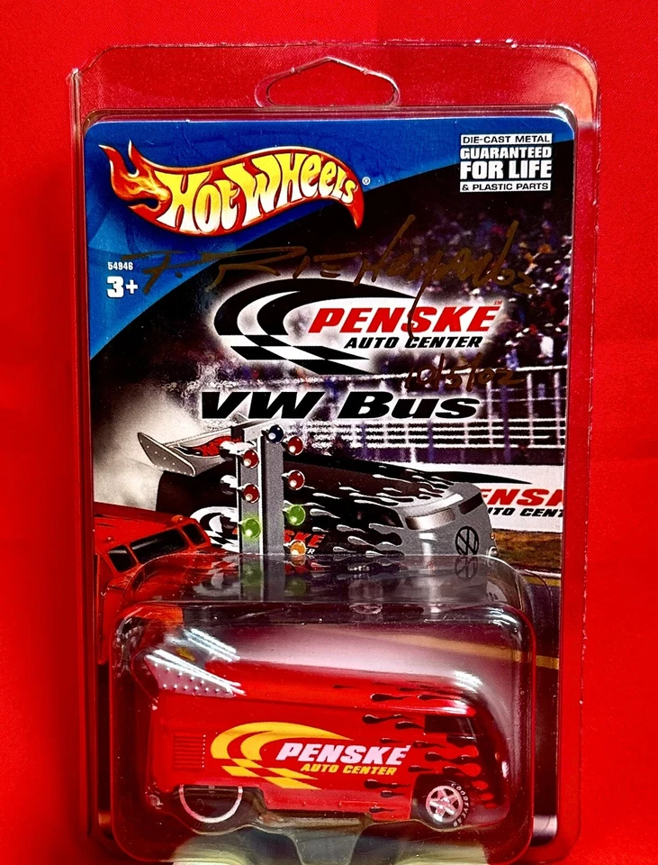 2001 风火轮-LE - 红色大众拖曳巴士/彭斯克汽车中心-签名。 近乎完好。 — 第 3/4 张图片