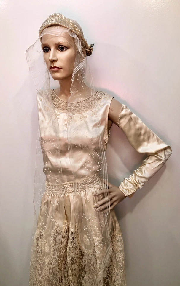 Antiguo VESTIDO DE NOVIA DE ENCAJE CHANTILLY CON CUENTAS DE PERLAS DE SEDA DE LOS AÑOS 20, CORONA DE FLORES DE CERA+ Foto 4 de 4