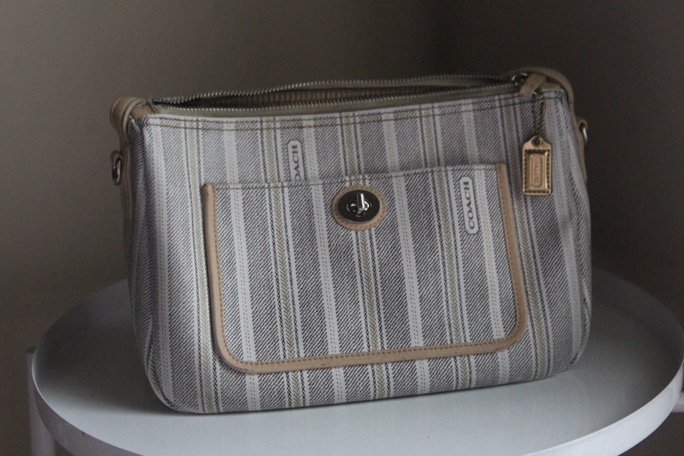 Bandolera Coach Legacy Ticking Stripe Hobo - Precio de venta sugerido por el fabricante 23468 $178 Foto 3 de 4