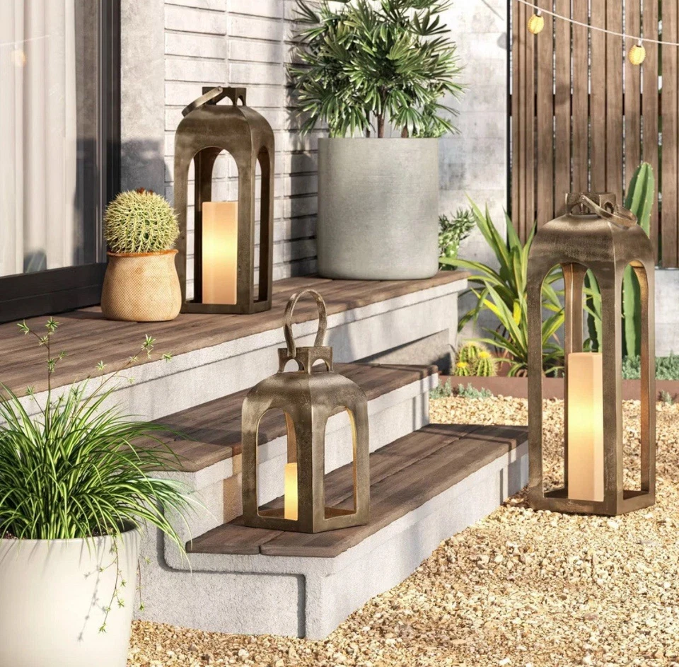 Candelabros linterna de aluminio fundido con pilar de 29"x9" dorado - Threshold Studio McGee Foto 2 de 4