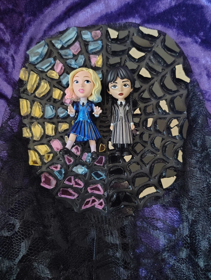 Espejo gótico Wednesday Addams - Regalo de decoración y arte de pared único diseñado a mano Foto 2 de 4