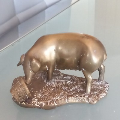  VINTAGE MASSIVES MESSINGSCHWEIN auf STRUKTURSOCKEL ESSEN AUS EIMER. 14,5cm + 890 Gramm