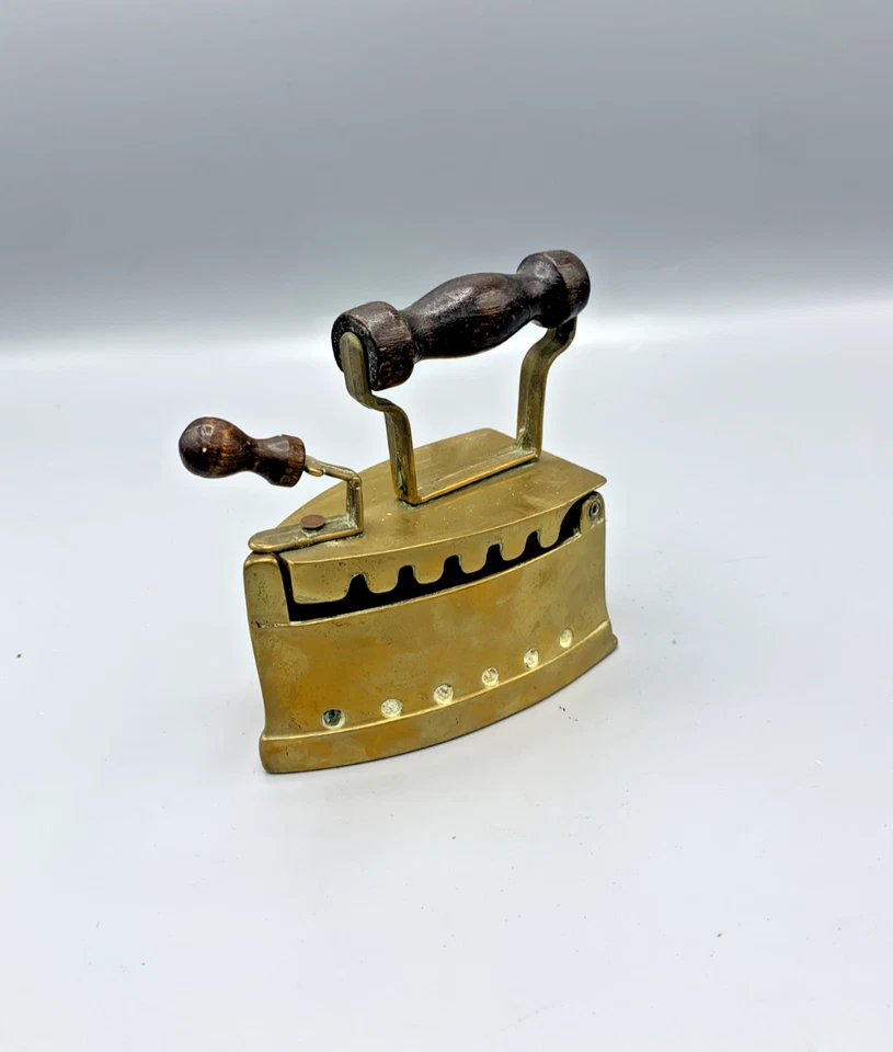 Ancien fer à repasser miniature à braises – laiton et bois  - Photo 3/4