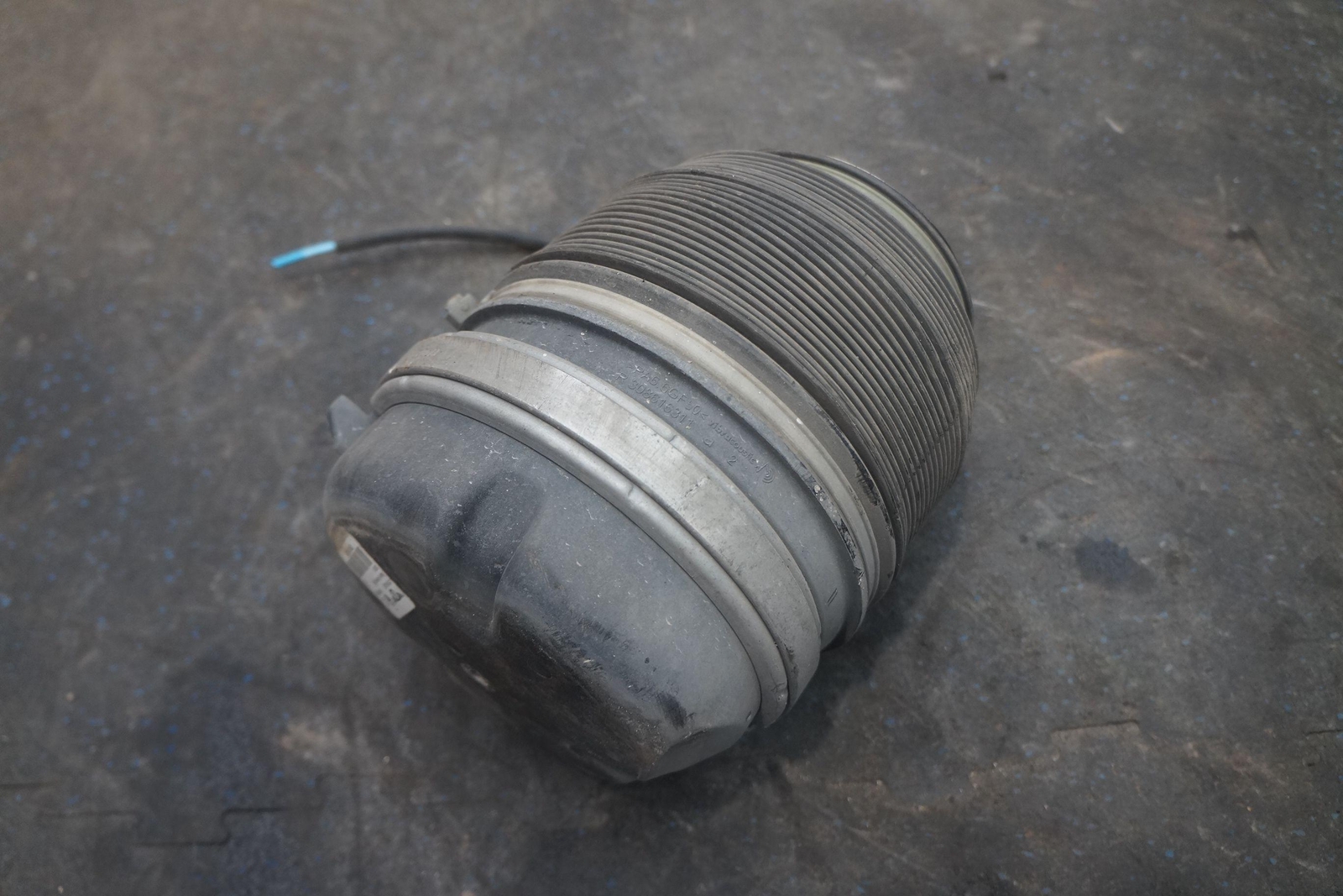 Rear Suspension Right Air Spring Strut Bag 3Y5616002F Bentley Mulsanne 2015