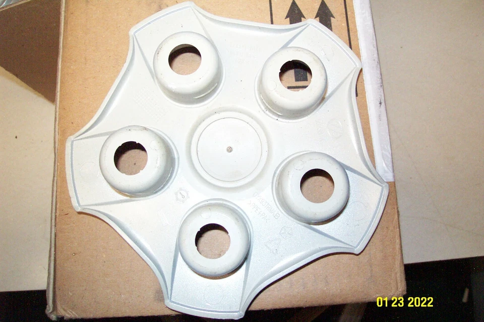 Tapacubos de tapa de llanta central de rueda OEM JEEP PATRIOT 0YX93TRMAB de fábrica  Foto 2 de 2