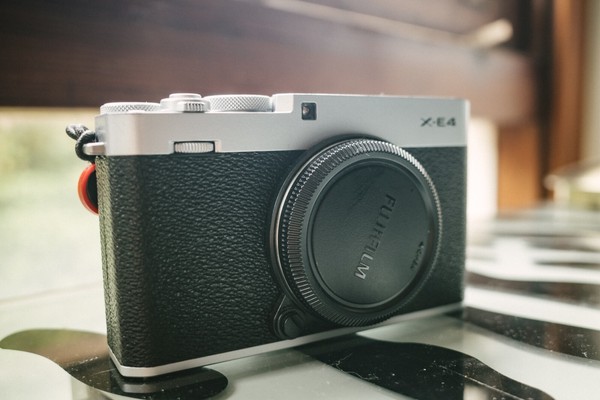 Fujifilm X-E4 APS-C Mirrorles Camera Silver Color