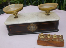 ancienne balance à tabac avec sa boite de poids