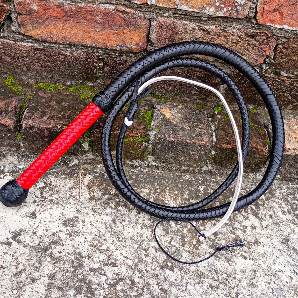3ft to 14ft Black Red Young Indy Bullwhip in Kangaroo/ Cowhide/ Goat Leather. - Image 3 of 4
