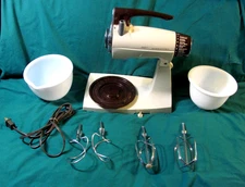 Vintage  Sunbeam Mixmaster 12 Speed Stand Mixer & 2 Bowls w/4 Beaters -Tested