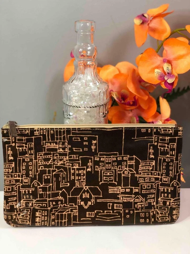 Bolsa grande con cremallera/bolso de maquillaje cosmético FOSSIL Key Per City charol marrón Foto 2 de 4