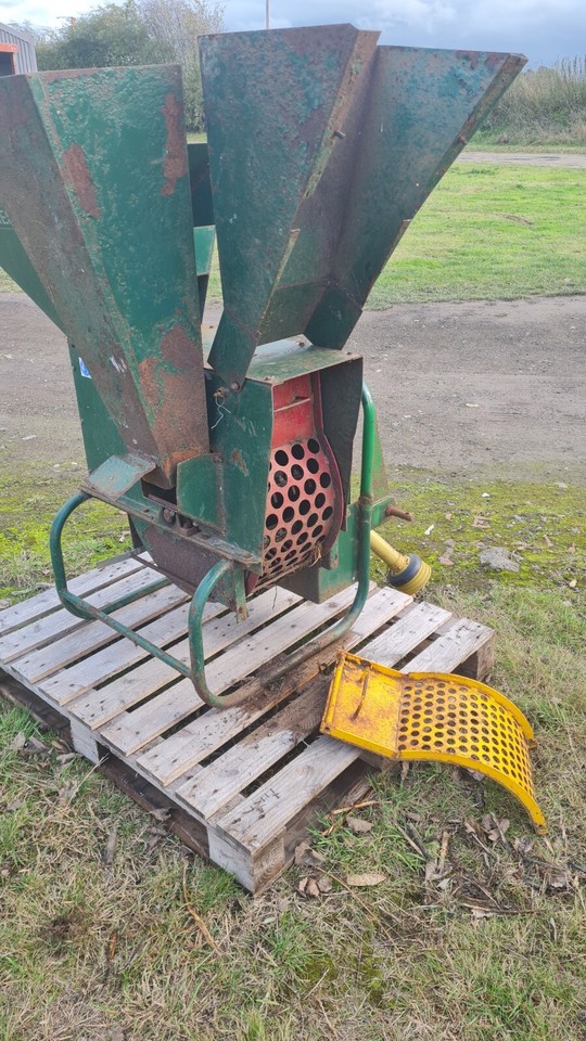 Globe Forester Tractor Pto Wood Chipper shredder for compact & vintage