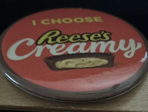 PIN Anstecker "I Choose Reese's Creamy" 2,5" Rund Pin Rückseite Bunt Gebraucht - Bild 6 von 7