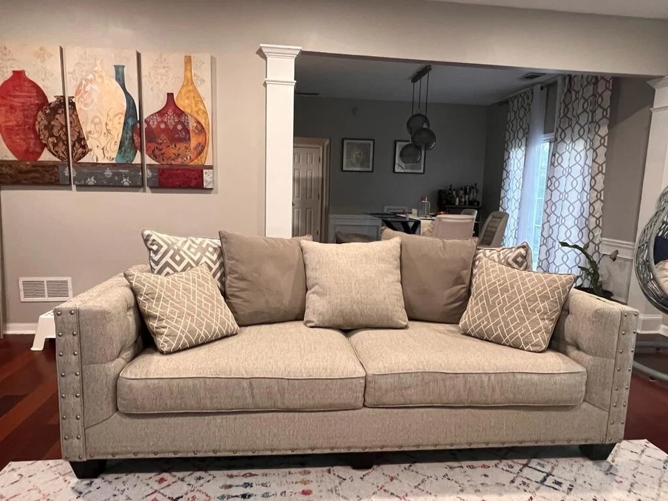 Juego de sofá y sofá de dos plazas Cindy Crawford acolchado en excelente estado (habitaciones para llevar) Foto 2 de 4