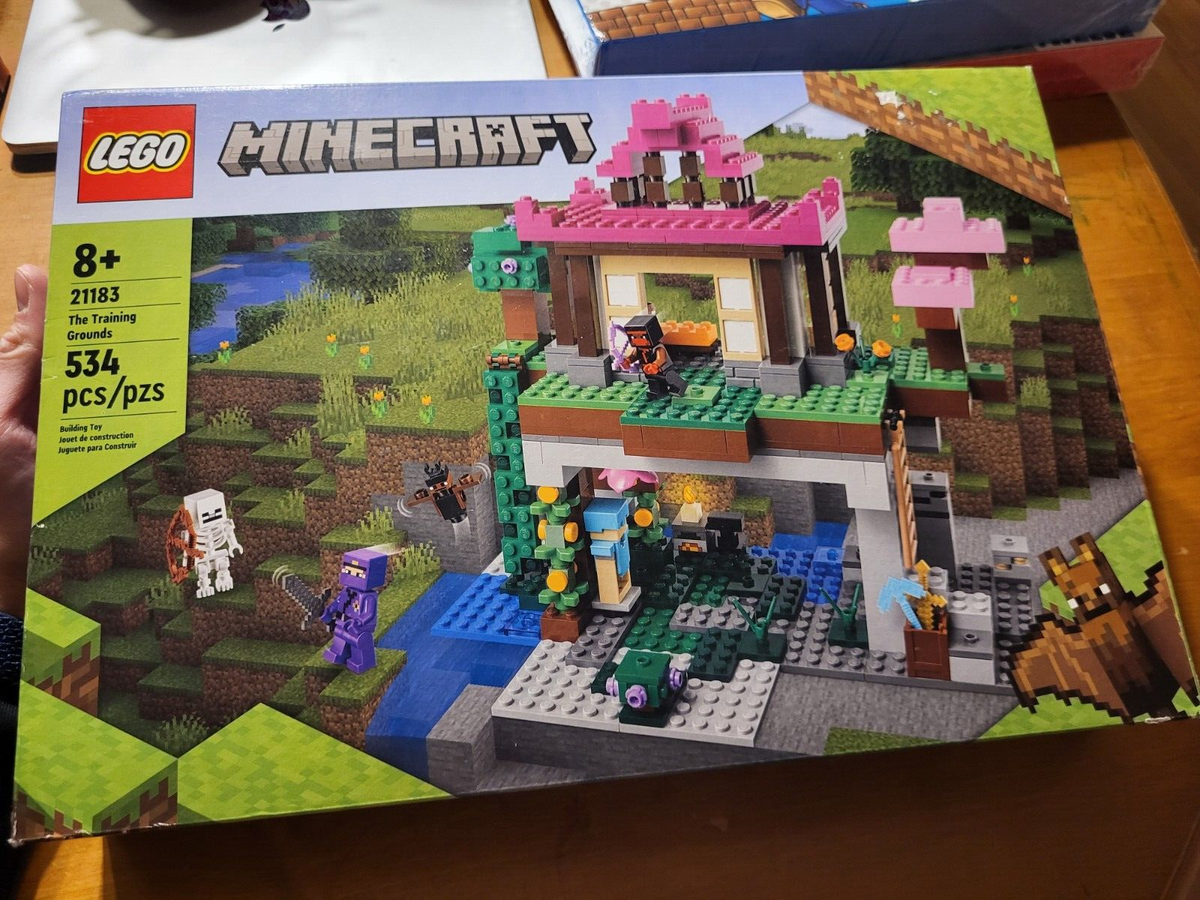 Lego Minecraft 21183 The Training Grounds Building Toy 534 pieces