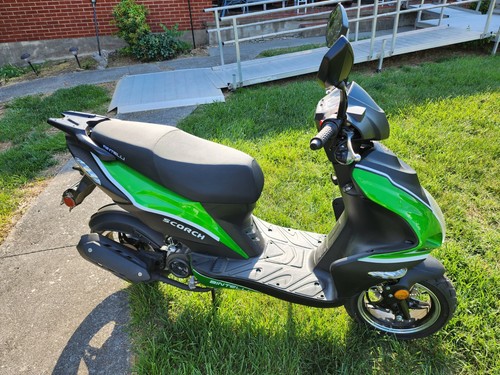 2024 GREEN BINTELLI SCORCH 49CC MOPED, HELMET AND NEW COVER IN BOX, 17 MILES