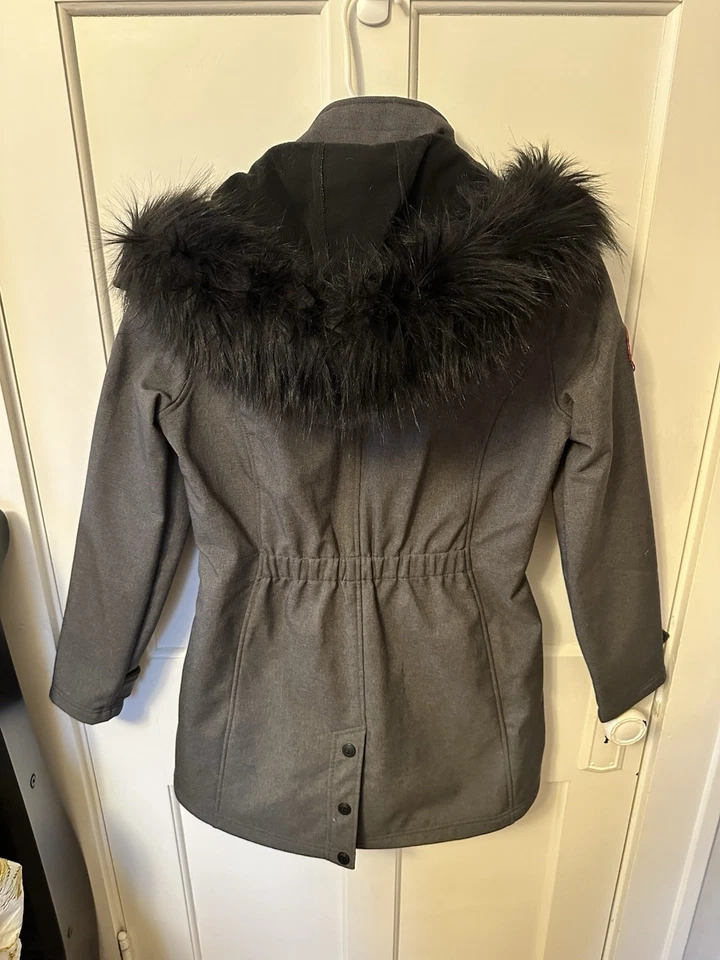 Chaqueta con capucha de piel Canada Weather Gear para mujer que absorbe el agua bolsillos con cremallera completa M Foto 2 de 3