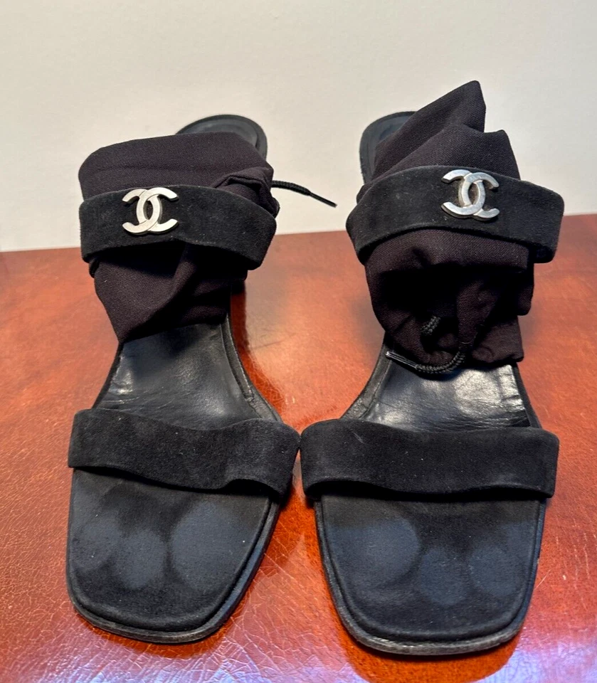 Sandalias de tacón Chanel talla 37,5/US 7 negras gamuza monograma CC-sin cordones punta abierta Foto 3 de 4