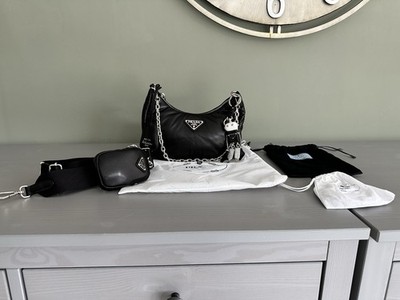 PRADA Re-Edition 2005 Schultertasche Schwarz Leder Kette und Prada Roboter Charm