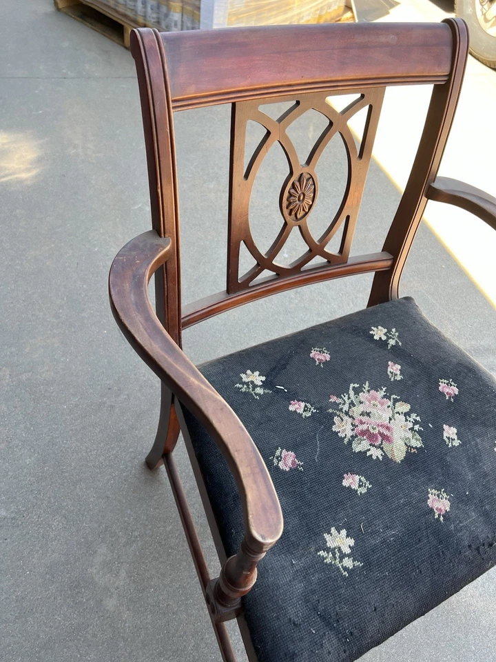 Silla vintage de madera y tela Drexel Furniture Co. usada ver fotos  Foto 2 de 4