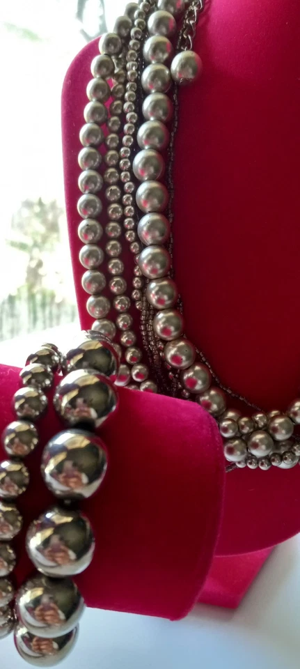 Collar y pulsera de 20 pulgadas con perlas de imitación gris multihiebra tono plata, cuentas de semillas  Foto 3 de 4