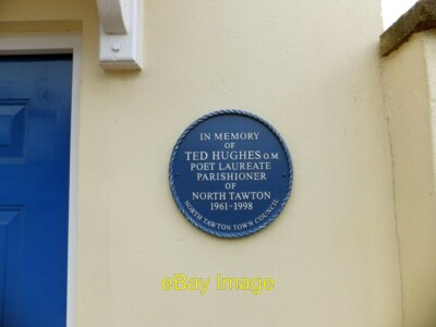 Foto 6x4 blaue Gedenktafel in North Tawton Es steht: In Erinnerung an Ted Hughes O c2013
