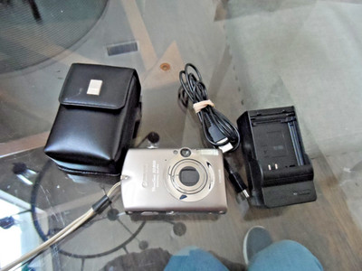 CANON POWERSHOT SD900 DIGITAL ELPH TITANIUM CAMERA BUNDLE 10.0 MEGAPIXEL