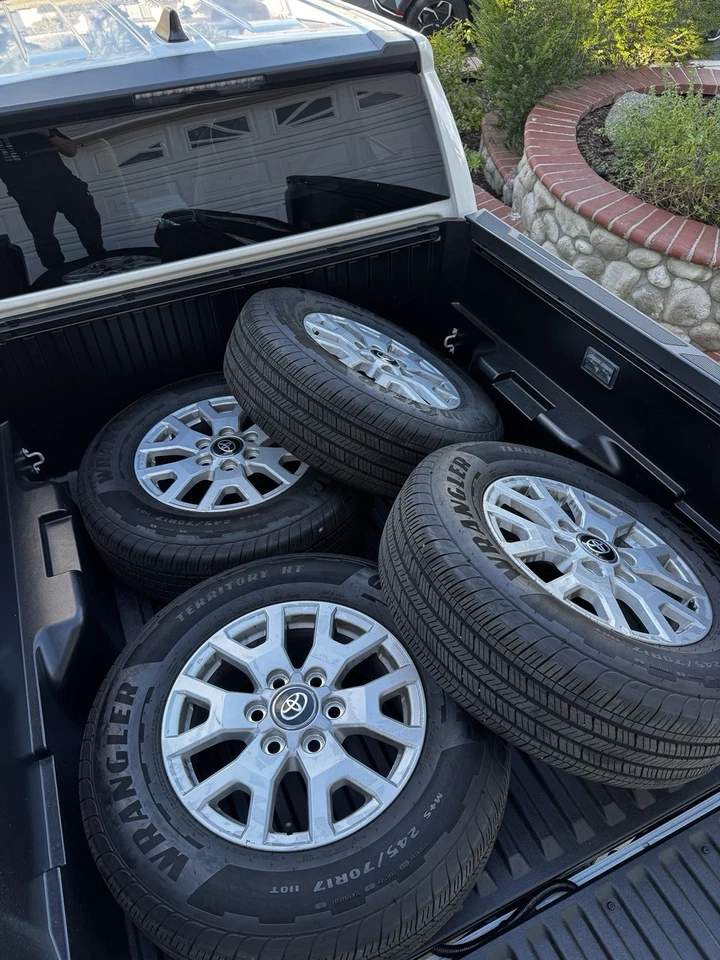 Toyota Tacoma TRD 2025 17" llantas OEM despegues de fábrica con neumáticos nuevos Foto 2 de 4