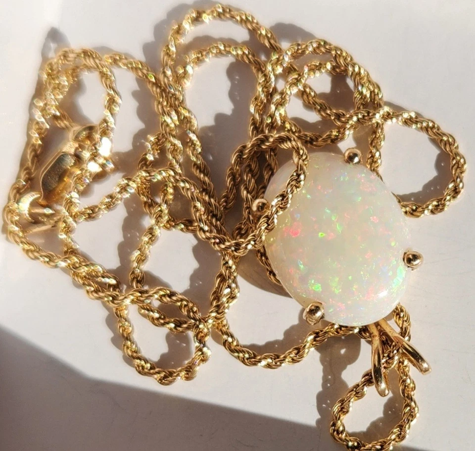 Collar y colgante de oro amarillo de 14k con ópalo australiano Foto 2 de 4