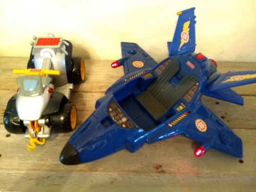 Konvolut Mattel Fisher Price Rescue Heroes Figuren Spielzeug Fahrzeuge Rucksäcke - Bild 9 von 11