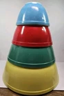 SET OF 4 VINTAGE PYREX PRIMARY COLORS NESTING MIXING BOWLS YELLOW GREEN RED BLUE