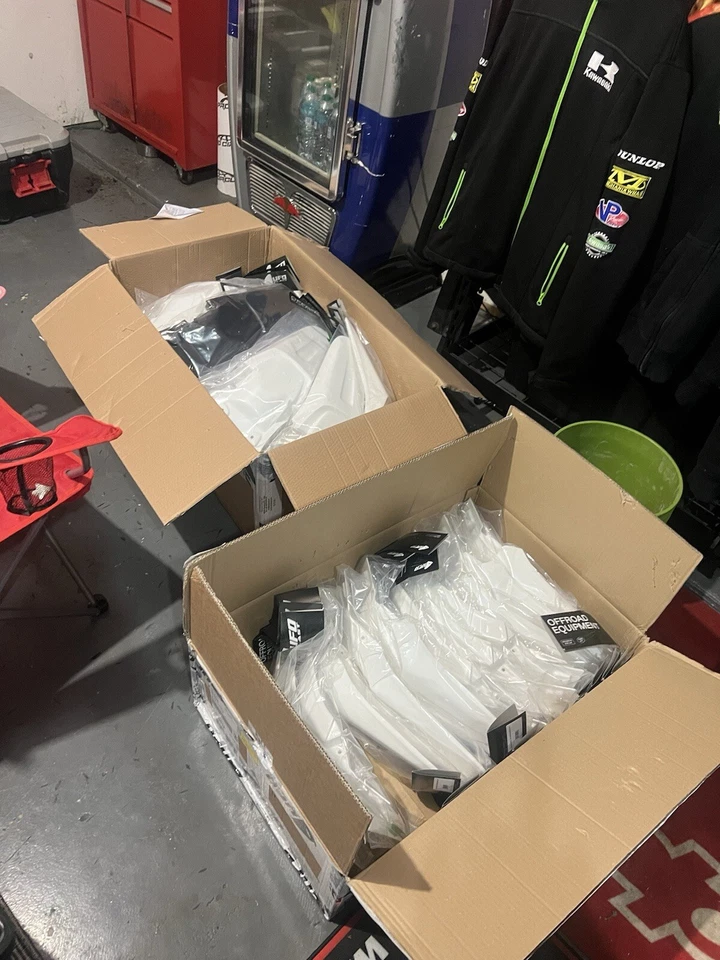 Guardabarros trasero UFO blanco rediseñado 02-09 KLX110, KX65 Foto 2 de 2