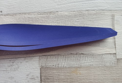 100 quilling paper strips in berry blue - 5mm wide - Picture 2 of 3