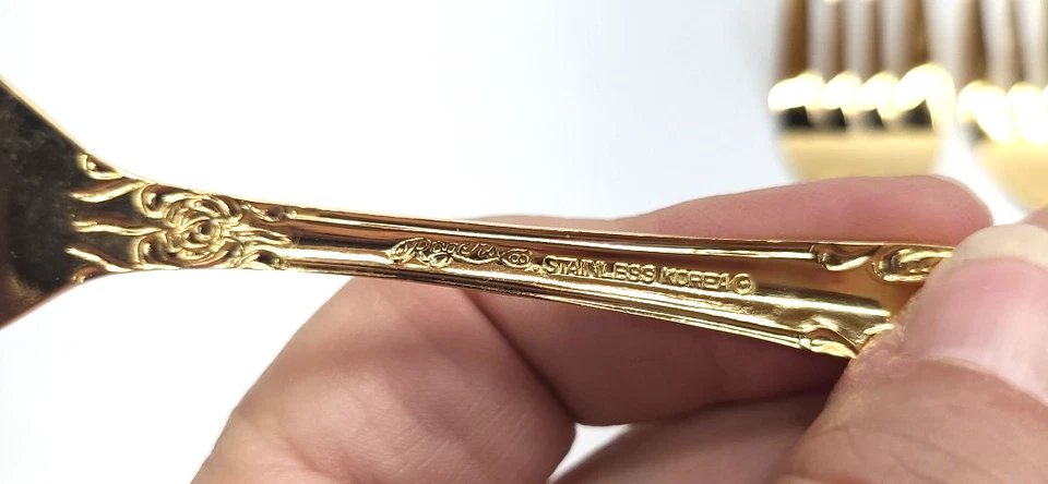 Ropa plana de acero inoxidable chapada en oro Rogers Co. 19 piezas (falta 1 tenedor para ensalada) Foto 3 de 4