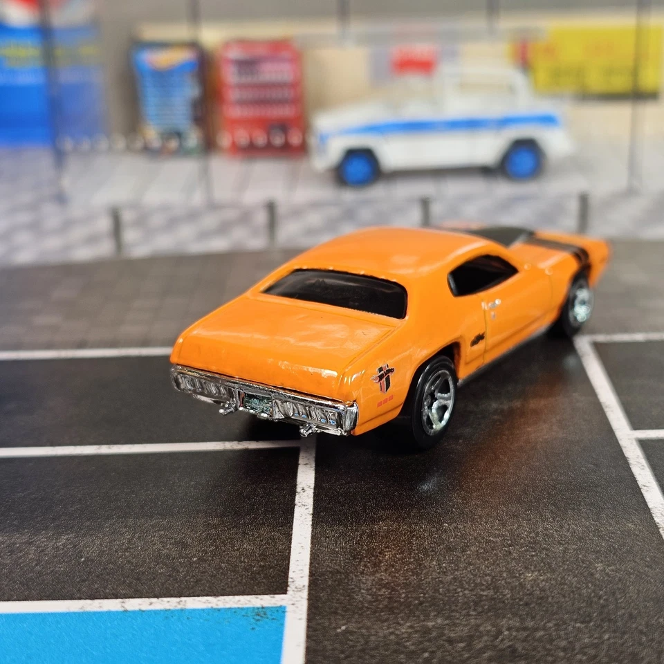 1/64 2005 Hot Wheels Muscle Mania Series 1/5 1971 PLYMOUTH GTX #101 71 Orange - Image 4 of 4