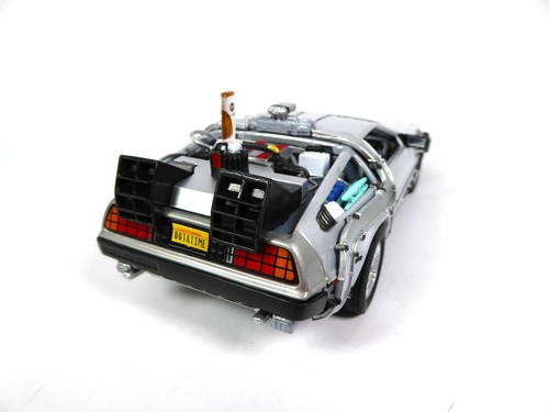 DeLorean Back to the Future 2 + matrícula metálica 1:24 coche modelo PF08 - Imagen 4 de 6