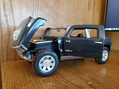 Hot Wheels 1:18 Scale BLACK & SILVER 2004 HUMMER H3T Pre-owned. Excellent Cond. - Image 1 of 4