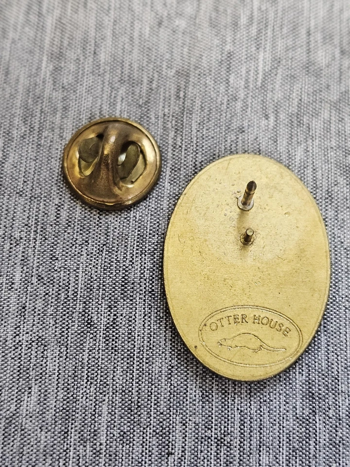 Otter House Dachshund Dog Lapel Pin Tie Tack Oval Gold Tone Domed Image Brooch - Image 4 of 4