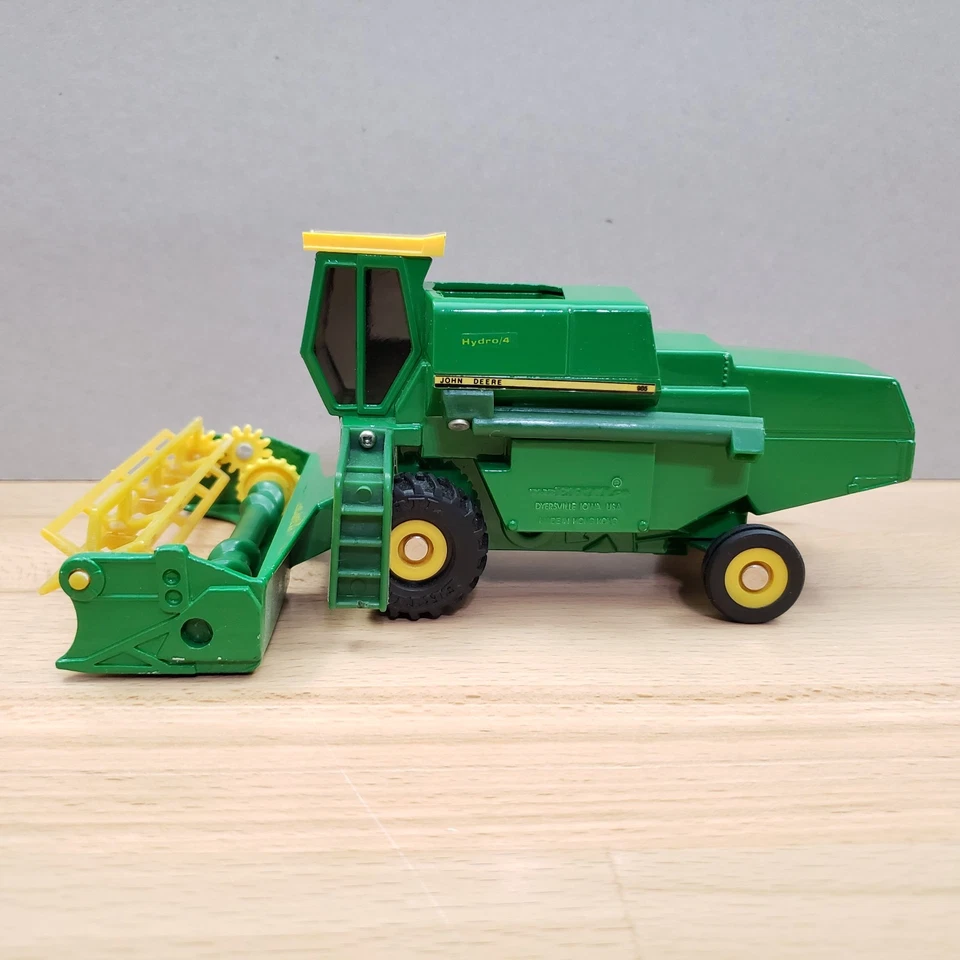 Ertl John Deere Hydro/4 985 Combine with Grain Head Diecast 1:50 - Image 3 of 4