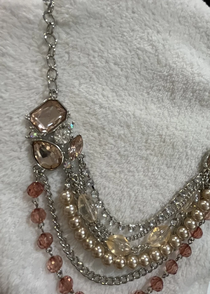 Collar de hadas con cuentas de pedrería rosa New York and Company declaración en capas Foto 3 de 4