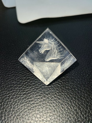 SMALL VINTAGE LUCITE REVERSE ETCHED UNICORN HEAD DECORATIVE CUBE - Picture 3 of 11