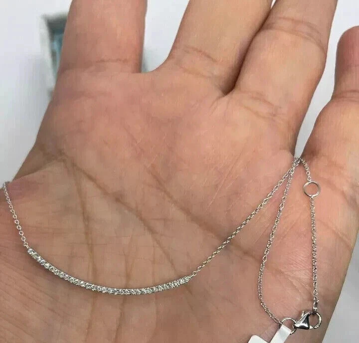 Collar de cadena para mujer de moissanita blanca de corte redondo de 0,86 quilates enchapado en oro blanco de 14 quilates Foto 2 de 4