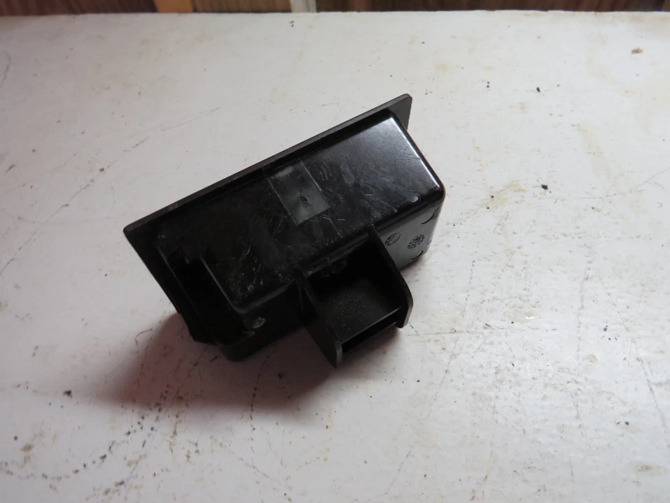 2004 BMW 325Xi 325 XI 2.5L REAR CENTER CONSOLE ASHTRY INSERT - Image 3 of 4