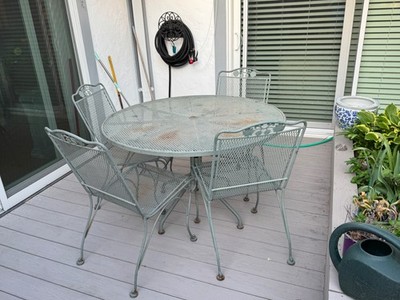 Patio 48'' table and 4 matching chairs