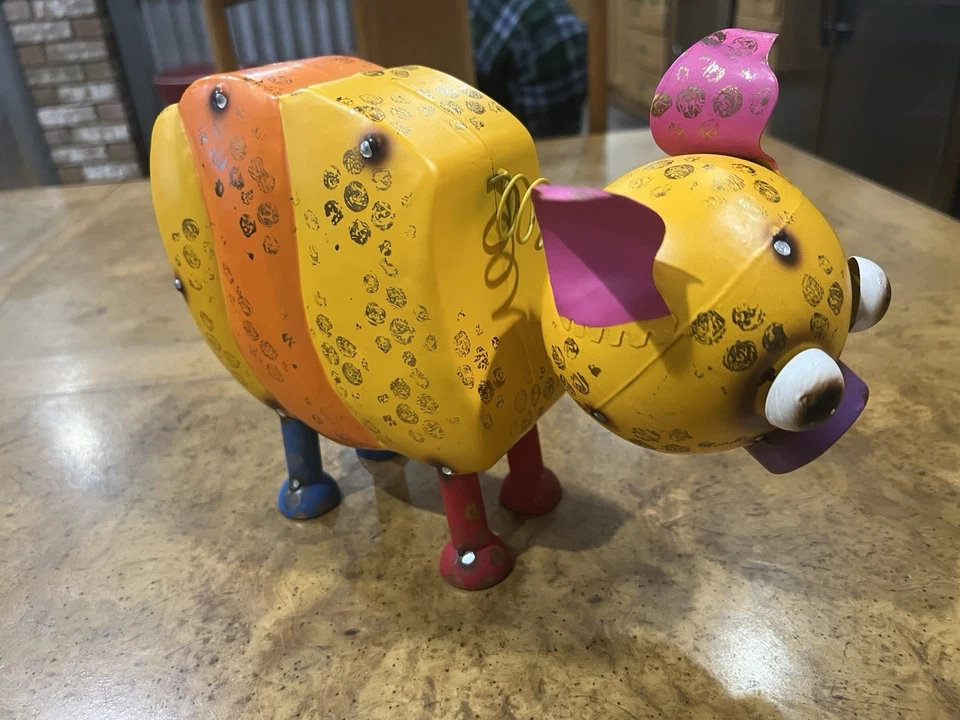 Estatua de cerdo naranja chatarra colorida reciclada rústica reutilizada hogar exterior Foto 3 de 4