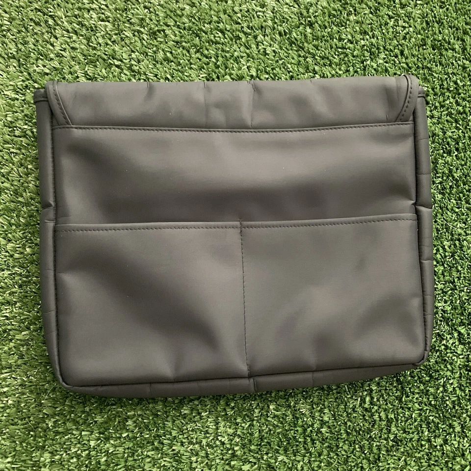 Funda negra para MacBook SUMDEX 13 pulgadas con dos bolsillos traseros Foto 2 de 4