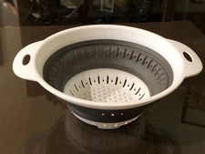 Collapsible Colander, Strainer, Drainer - Dishwasher Safe - 9 3/4" x 8" x 3 1/4"