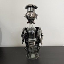 Porte bouteille vin art métal recyclé homme chef tenant un rouleau et un fouet