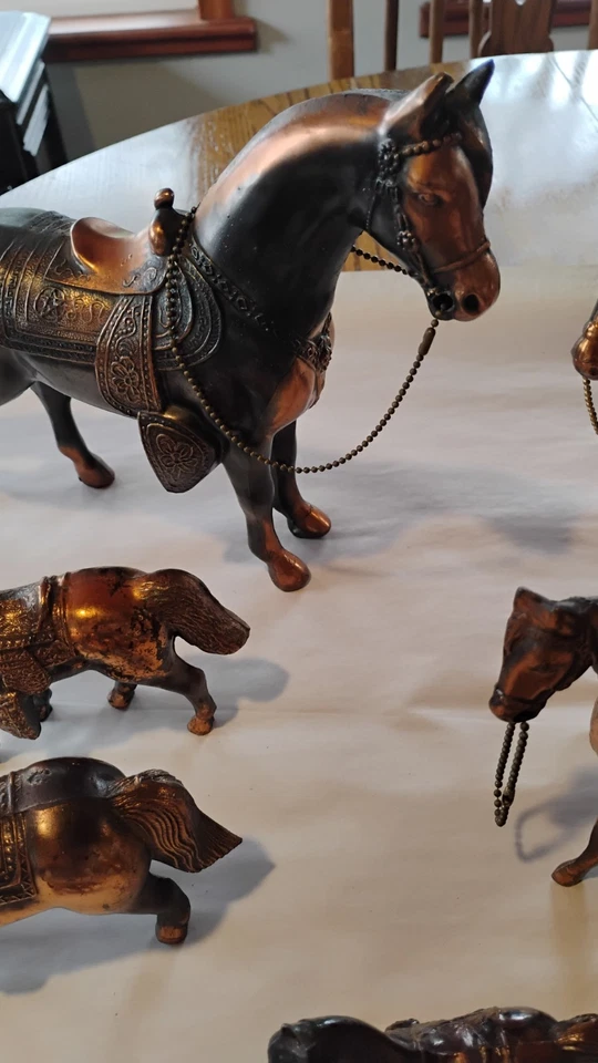 LOTE DE 8 - ¡Figuras de caballo de metal fundido vintage con acabado de cobre/bronce! Foto 3 de 4