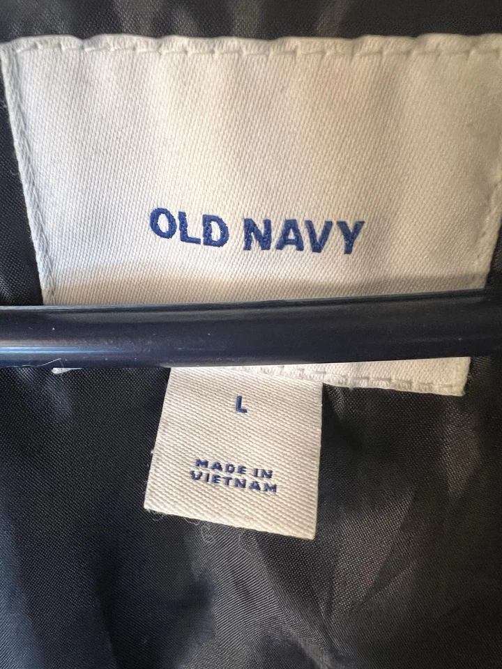 Old Navy女式大号黑色冬季外套人造毛皮装饰连帽和纽扣口袋 — 第 2/4 张图片